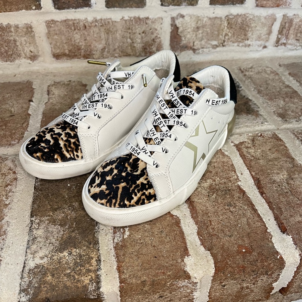 Like new condition. Worn once or twice, Vintage Havana, fur leopard toe, size 6